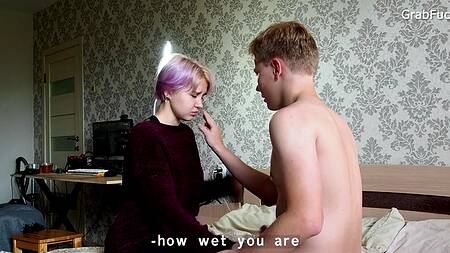 Молодой пихарь страстно дрючит в рот и щелку русскую толстушку