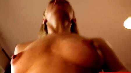 Мужик доводит до экстаза зрелую нимфу с волосатой промежностью