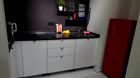 Русский доставщик пиццы оприходовал клиентку и кончил ей в ротик