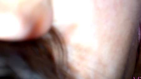 Пацан пялит пьяную сучку и снимает на камеру крупным планом