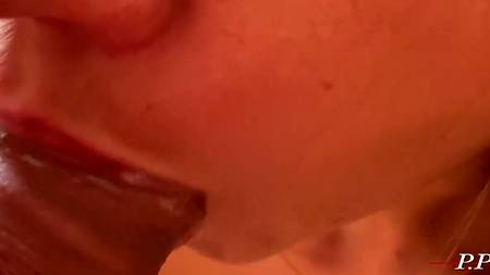 Чувак пялит на кухне сексапильную телочку с шикарной круглой попой