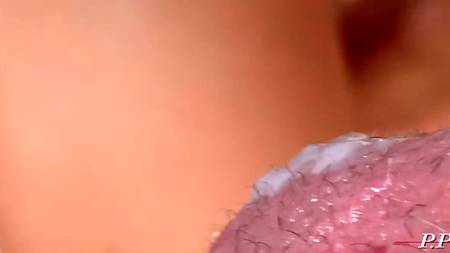 Чувак пялит на кухне сексапильную телочку с шикарной круглой попой