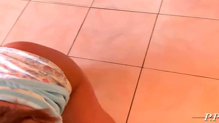 Чувак пялит на кухне сексапильную телочку с шикарной круглой попой