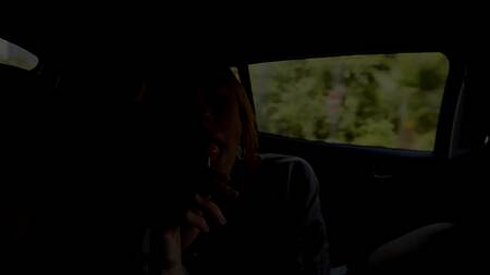 Рыжеволосая русская краля сосет парню в автомобиле на заднем сиденье