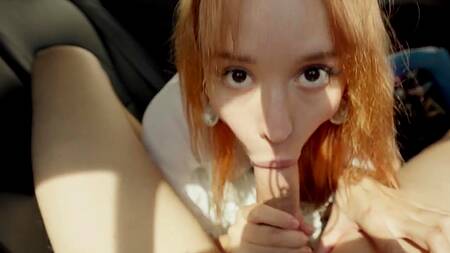 Рыжеволосая русская краля сосет парню в автомобиле на заднем сиденье