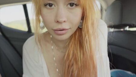 Рыжеволосая русская краля сосет парню в автомобиле на заднем сиденье