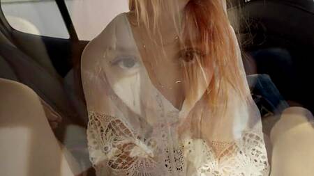 Рыжеволосая русская краля сосет парню в автомобиле на заднем сиденье