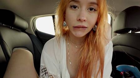 Рыжеволосая русская краля сосет парню в автомобиле на заднем сиденье