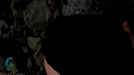 Чувак отымел блондинку  у речки и мощно кончил внутри пизды