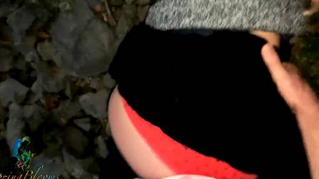 Чувак отымел блондинку  у речки и мощно кончил внутри пизды