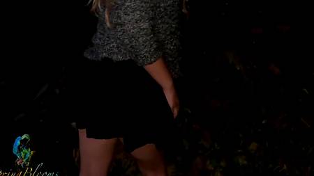 Чувак отымел блондинку  у речки и мощно кончил внутри пизды