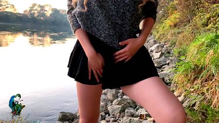 Чувак отымел блондинку  у речки и мощно кончил внутри пизды