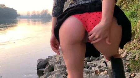 Чувак отымел блондинку  у речки и мощно кончил внутри пизды