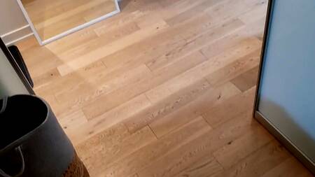 Красивая сучка увлеченно сосет хуй бойфренду от первого лица