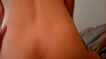 Красивая сучка увлеченно сосет хуй бойфренду от первого лица