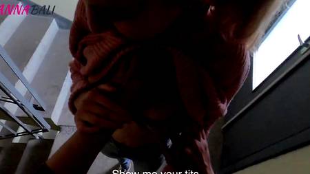 Оприходовал сводную сестру в подъезде и мощно кончил ей на попку