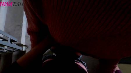 Оприходовал сводную сестру в подъезде и мощно кончил ей на попку