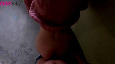 Оприходовал сводную сестру в подъезде и мощно кончил ей на попку