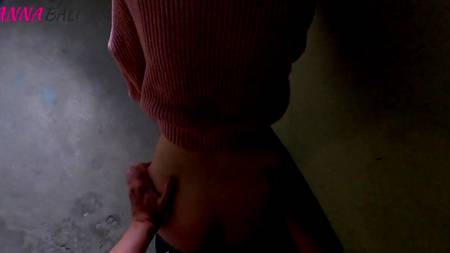 Оприходовал сводную сестру в подъезде и мощно кончил ей на попку