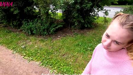 Оприходовал сводную сестру в подъезде и мощно кончил ей на попку