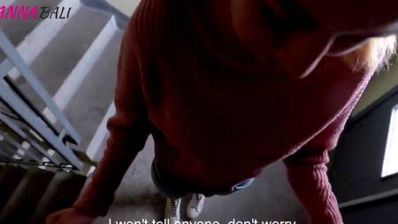 Оприходовал сводную сестру в подъезде и мощно кончил ей на попку