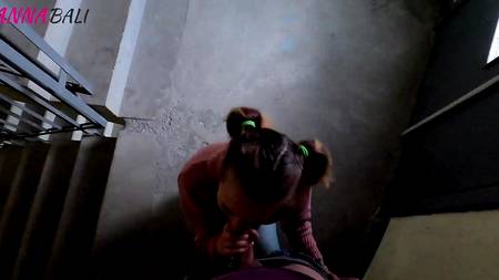 Оприходовал сводную сестру в подъезде и мощно кончил ей на попку