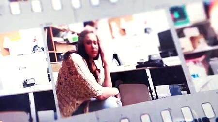 Попалась на воровстве и теперь ебется с охранником на складе