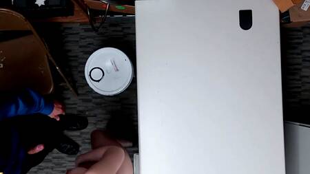 Попалась на воровстве и теперь ебется с охранником на складе