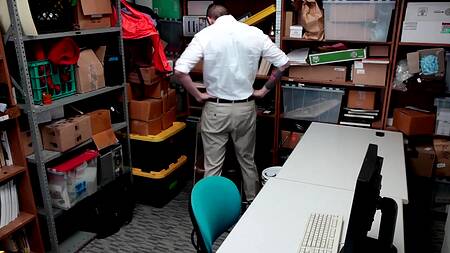 Попалась на воровстве и теперь ебется с охранником на складе