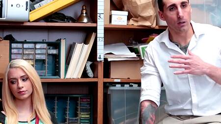 Попалась на воровстве и теперь ебется с охранником на складе