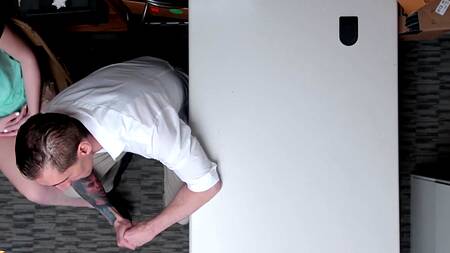 Попалась на воровстве и теперь ебется с охранником на складе