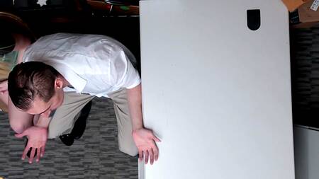 Попалась на воровстве и теперь ебется с охранником на складе