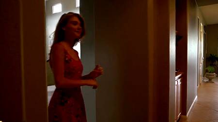 Белокурая милашка не снимает трусики во время ебли