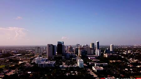 Босс в машине на парковке жестко ебет страстную секретаршу