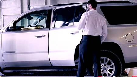 Босс в машине на парковке жестко ебет страстную секретаршу