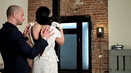 Красотка в кружевной маске отдается парню в попку