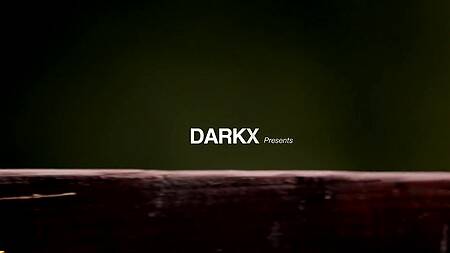 Белая милашка соблазняет негра на секс