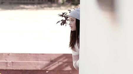 Белая милашка соблазняет негра на секс