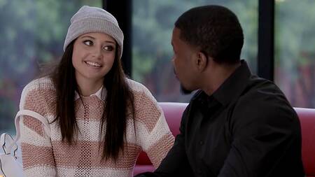 Белая милашка соблазняет негра на секс