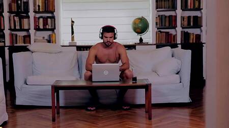 Не дает красотку спокойно позагорать, трахает её в саду