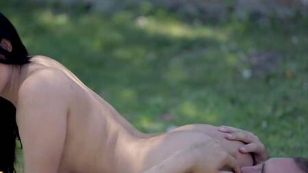 Не дает красотку спокойно позагорать, трахает её в саду