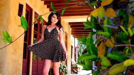 Нежная красотка Adria Rae ласкает киску пальцами