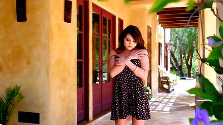 Нежная красотка Adria Rae ласкает киску пальцами