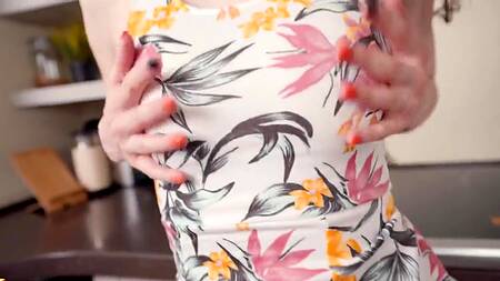 Отвлекает красотку от готовки, страстно трахая её на кухне