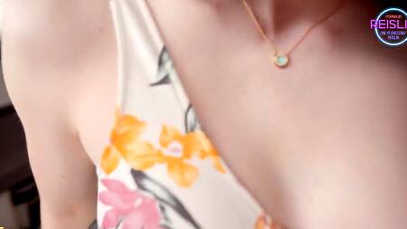 Отвлекает красотку от готовки, страстно трахая её на кухне