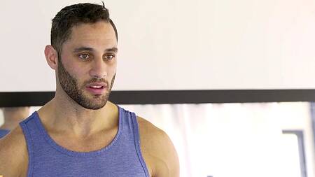 Влюбленная пара жестко трахается в коридоре дома