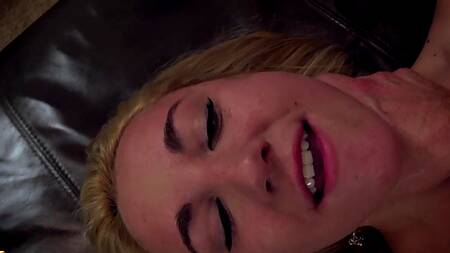 Телка приходит к мужику, чтобы снять домашнее порно