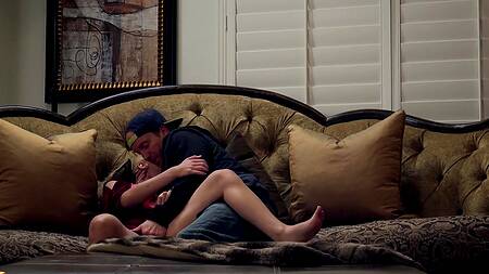 Телка приходит к мужику, чтобы снять домашнее порно