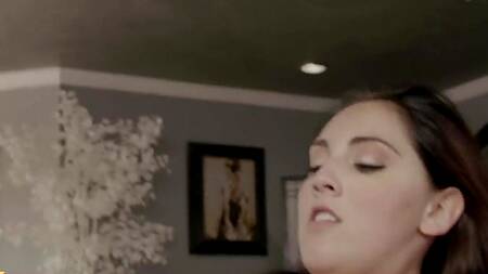 Пара готовит вместе ужин и занимается страстным сексом