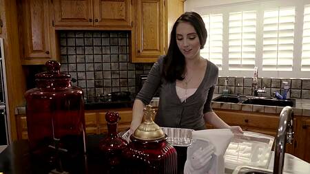 Пара готовит вместе ужин и занимается страстным сексом